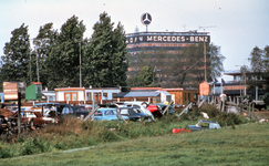 846194 Gezicht op de autosloperij bij het woonwagencentrum aan de Huppeldijk bij Utrecht, met op de achtergrond het ...